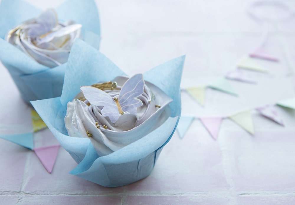 Ein Esspapier Schmetterling passt auch gut auf Cupcakes