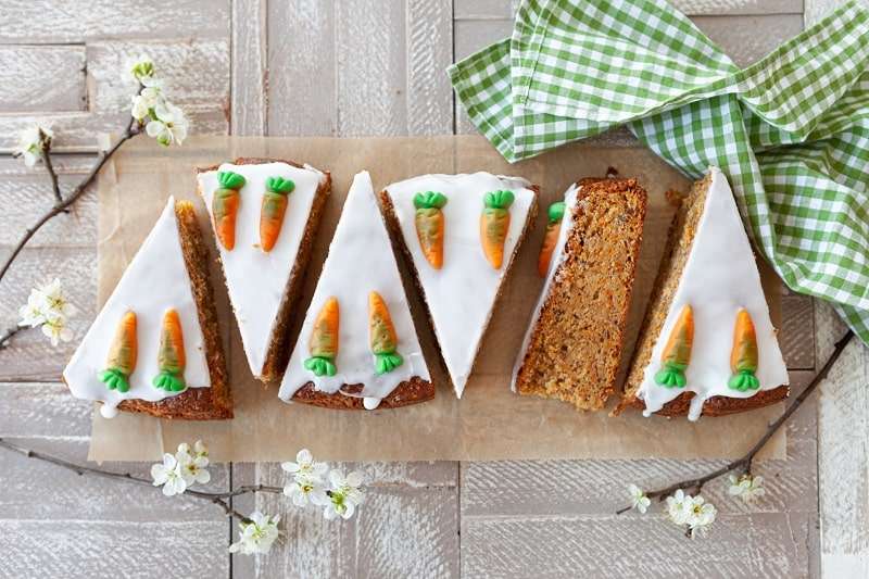 Zuckerguss auf köstlichem Karottenkuchen