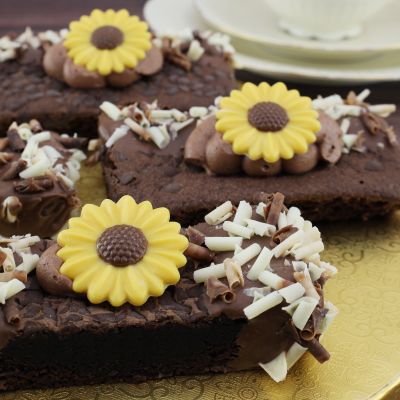 Brownie-Dessert mit Schokoladenblüten und Sonnenblumen-Dekor