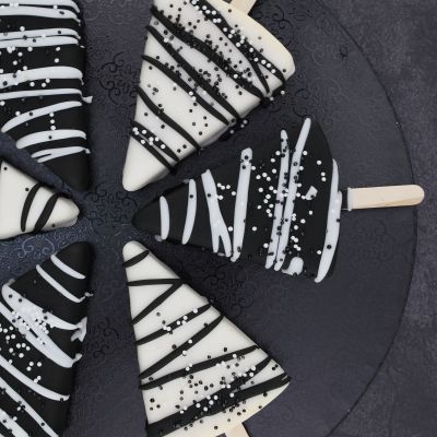  delicious cakesicle with black nd white cholate cover  Leckeres cakesicle mit einer Hülle aus schwarzer und weißer Schokolade