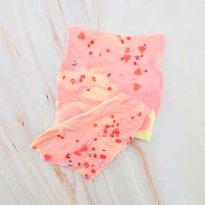 Leckere Kakaobutter-Schokoladensplitter mit pink Kakaobutter.