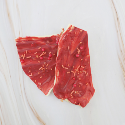 Leckere Kakaobutter-Schokoladensplitter mit kirsch rot Kakaobutter.