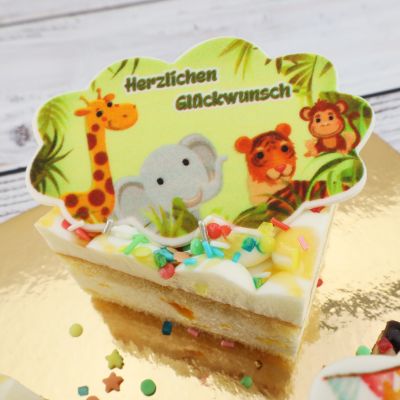 Dessert mit niedlichem Geburtstagsaufleger