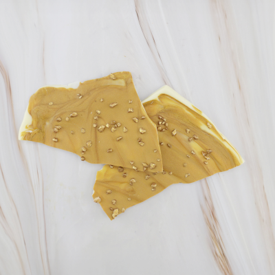 Leckere Kakaobutter-Schokoladensplitter mit goldener Kakaobutter.
