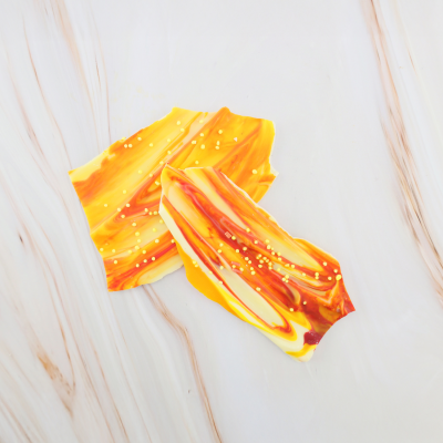 Leckere Kakaobutter-Schokoladensplitter mit gelbe Kakaobutter.