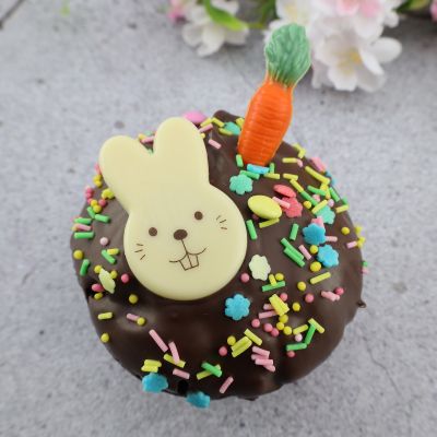 Süßer Muffin mit Schokoladendekor und Streuseln