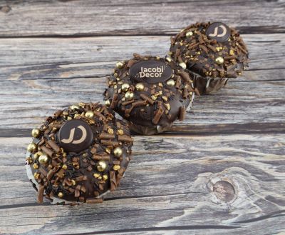 Schokoladen-muffins mit Gold- und Schokoladendekor