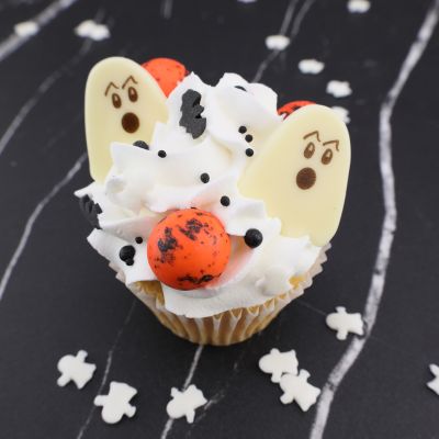 Halloween-Muffin mit Kürbisgewürz-Crisp-Perlen und Schokoladenaufleger in Geisterform