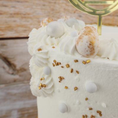 detail von weiße torte mit streudekor