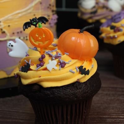 Leckerer Halloween-Muffin mit niedlichen Halloween-Dekorationen