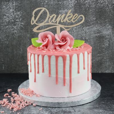 Rosa Kuchen mit „Danke“-Kuchendekoration