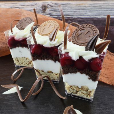 Köstliches Dessert mit herrlichem Schokoladenaufleger