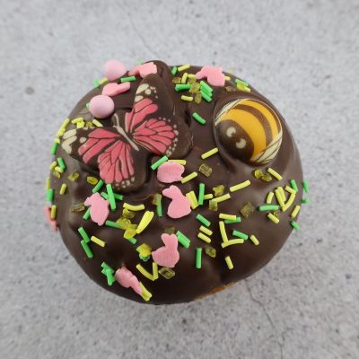 Süßer Muffin mit Schokoladendekor und Streuseln