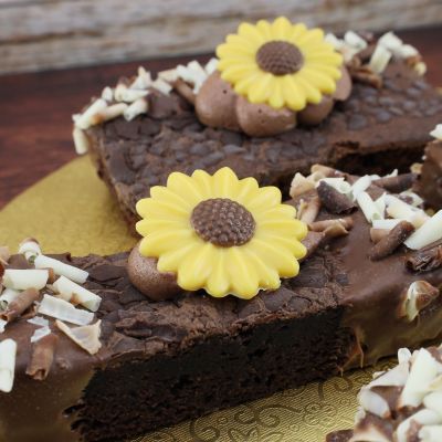 Brownie-Dessert mit Schokoladenblüten und Sonnenblumen-Dekor