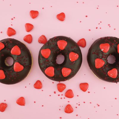 Schokoladen-Donuts mit knusprigen Herzen