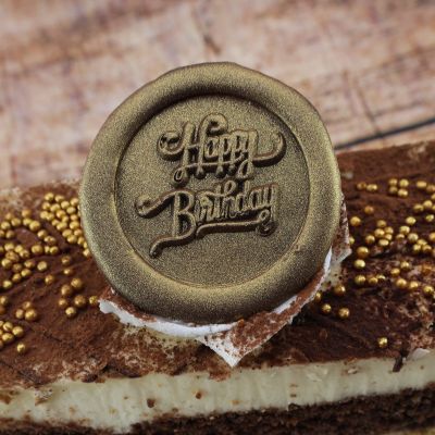 Köstliches Stück Schokoladenkuchen mit Schokolade und goldenem „Happy Birthday“-Aufleger