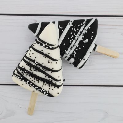  delicious cakesicle with black nd white cholate cover  Leckeres cakesicle mit einer Hülle aus schwarzer und weißer Schokolade
