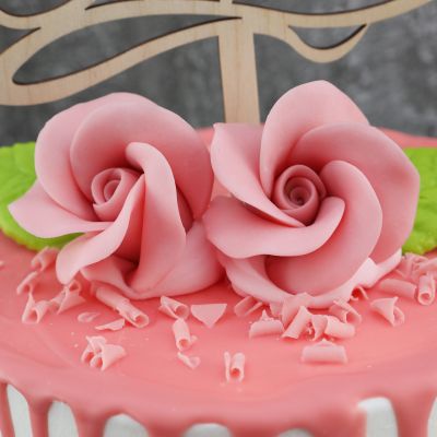Rosa Kuchen mit Schokoladenrose und Marzipanblättern