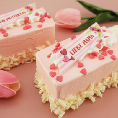 Schöne Muttertag-Aufleger an pinken Törtchen. 