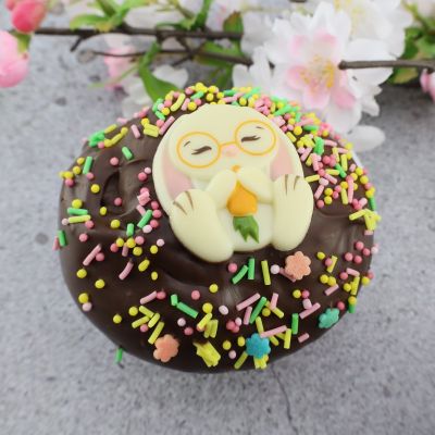 Süßer Muffin mit Schokoladendekor und Streuseln