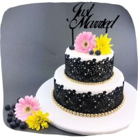 Sweet Lace schwarz Blüten und Blätter auf weißer Torte mit Blumen