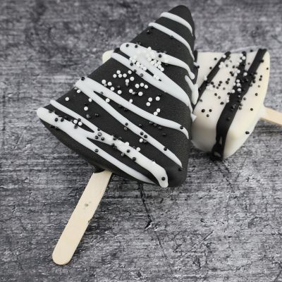  delicious cakesicle with black nd white cholate cover  Leckeres cakesicle mit einer Hülle aus schwarzer und weißer Schokolade