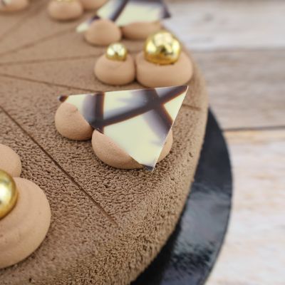 Samtkuchen mit Schokoladen- und Goldverzierung