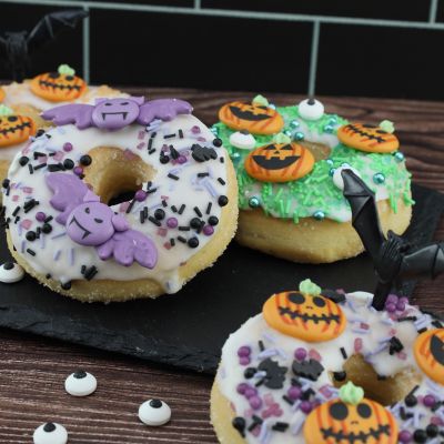 Leckere Halloween-Donuts mit gruseligen, aber niedlichen Dekorationen