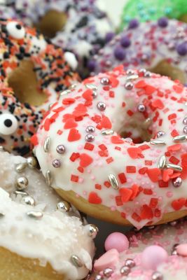 Leckere Donuts mit wunderschönen und bunten Streudekoren